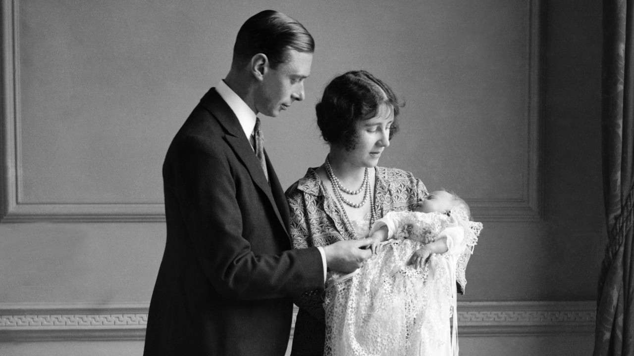 Bia đá nơi chôn cất Nữ hoàng Elizabeth II đã được thay đổi