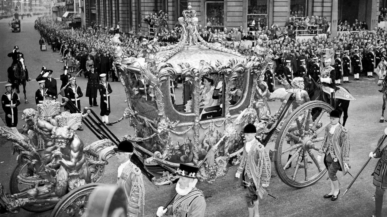 Nữ hoàng và Công tước xứ Edinburgh trên xe Nhà nước ở Quảng trường Trafalgar trên đường đến lễ đăng quang
