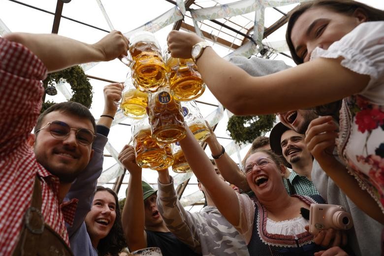 Lễ hội Oktoberfest ‘rầm rộ’ trở lại sau hai năm gián đoạn do dịch Covid 19