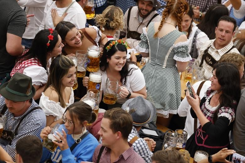 Lễ hội Oktoberfest ‘rầm rộ’ trở lại sau hai năm gián đoạn do dịch Covid 19