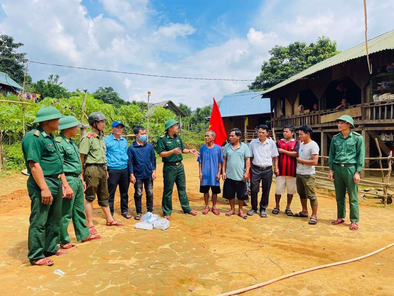Bộ đội biên phòng Hướng Lập, Quảng Trị hỗ trợ người dân ứng phó với bão Noru