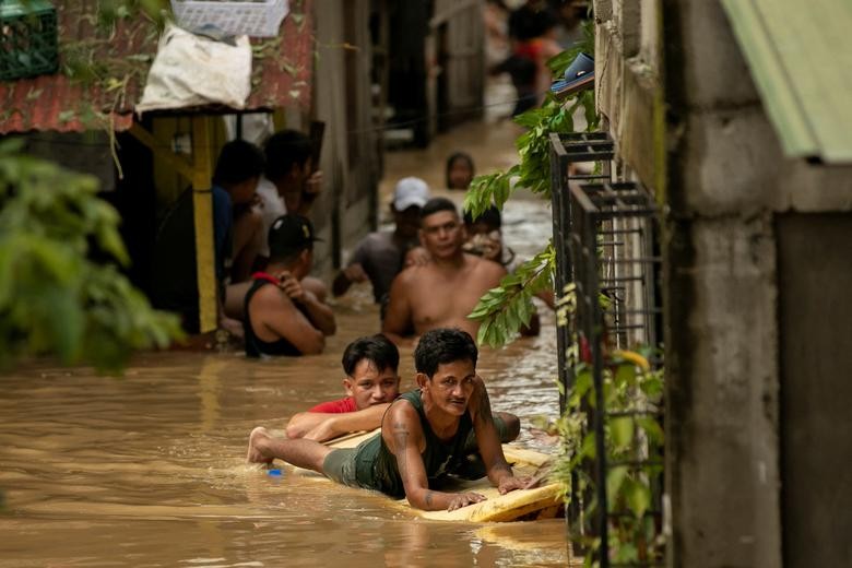 Khung cảnh tan hoang tại Philippines, nơi siêu bão Noru càn quét qua