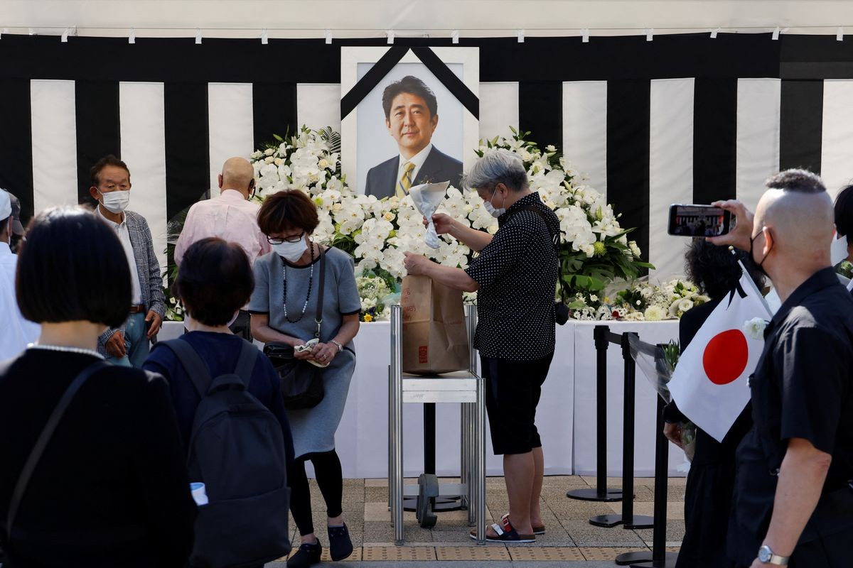 Những người đưa tang dâng hoa tại bàn thờ bên ngoài Nippon Budokan Hall, nơi sẽ tổ chức tang lễ cấp nhà nước cho cựu Thủ tướng Shinzo Abe ở Tokyo, Nhật Bản ngày 27 tháng 9 năm 2022. REUTERS / Issei Kato