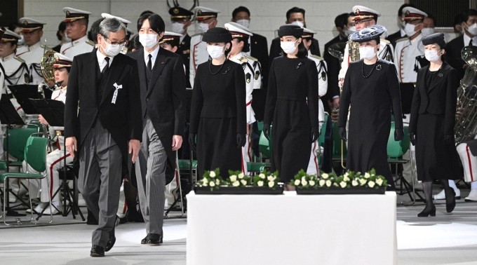 Thái tử Akishino (thứ hai, từ trái sang) và Thái tử phi Kiko (thứ ba, từ trái sang) đến dự tang lễ. (Nguồn: AP)
