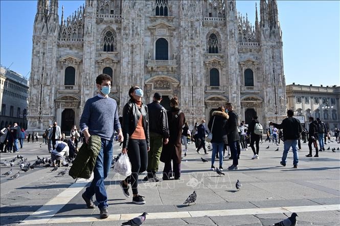 Người dân đeo khẩu trang phòng dịch COVID-19 tại Milan, Italy. Ảnh tư liệu: AFP/TTXVN