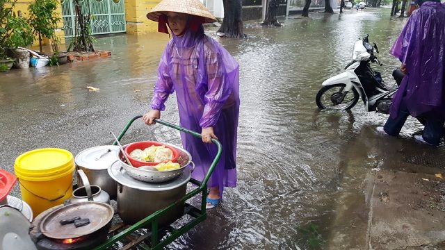 Nước sông Hương gần tràn bờ, Thừa Thiên Huế khẩn trương đối phó với tình trạng mưa lũ