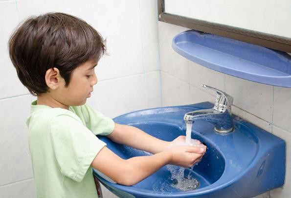 Cha mẹ hãy rèn cho con thói quen rửa tay trước khi ăn để phòng ngừa bệnh tật trong đó có viêm họng.