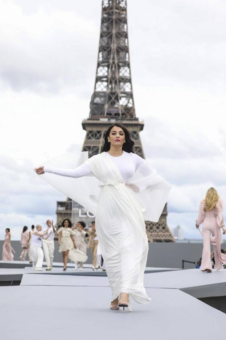 'Hoa hậu đẹp nhất thế giới' Aishwarya Rai tỏa sáng tại Tuần lễ thời trang Paris