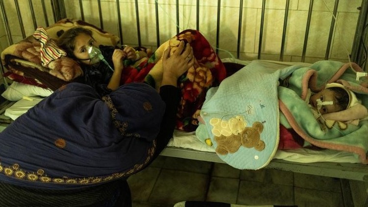 Hình ảnh bên trong bệnh viện nhi ở Kabul báo động tình trạng khủng hoảng y tế của Afghanistan