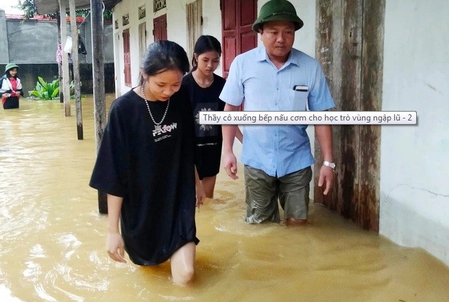 Đợt mưa lũ vừa qua đã khiến nhiều gia đình học sinh bị thiệt hại, đặc biệt là số học sinh ở trọ không còn chỗ ở do ngập nước, toàn bộ đồ dùng sinh hoạt, thực phẩm dự trữ bị hư hại (Ảnh: V. Minh).