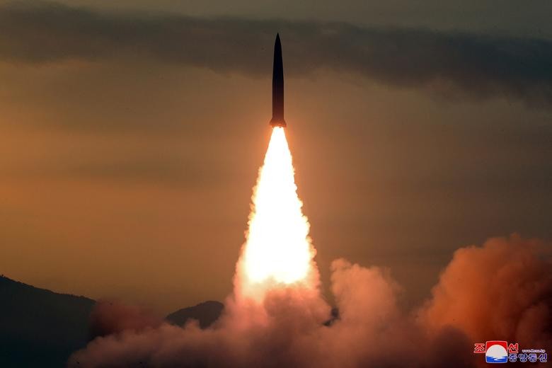 Triều Tiên tung ảnh nhà lãnh đạo Kim Jong Un giám sát vụ phóng tên lửa mới nhất