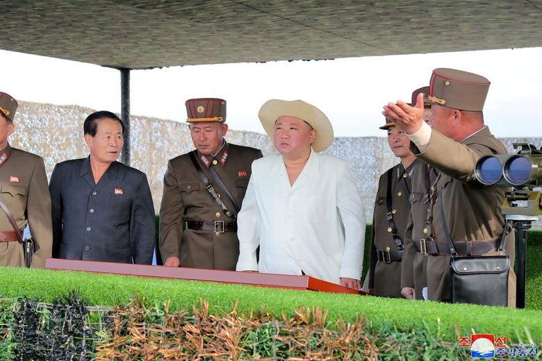 Triều Tiên tung ảnh nhà lãnh đạo Kim Jong Un giám sát vụ phóng tên lửa mới nhất