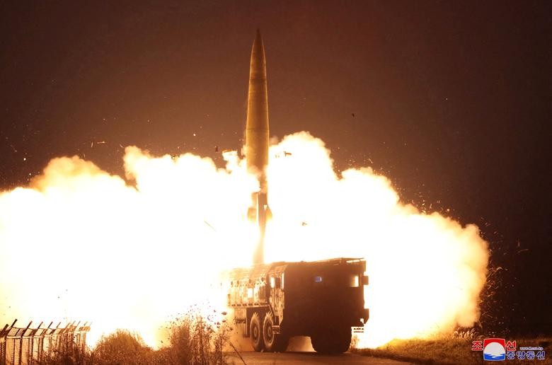 Triều Tiên tung ảnh nhà lãnh đạo Kim Jong Un giám sát vụ phóng tên lửa mới nhất