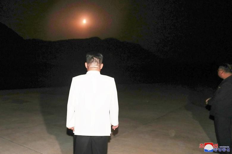 Triều Tiên tung ảnh nhà lãnh đạo Kim Jong Un giám sát vụ phóng tên lửa mới nhất