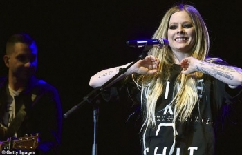17 năm sau khi nổi tiếng, Avril Lavigne vẫn không già đi