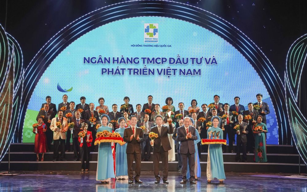 Ông Trần Phương - Phó TGĐ đại diện BIDV nhận biểu trưng Thương hiệu Quốc gia 2020.