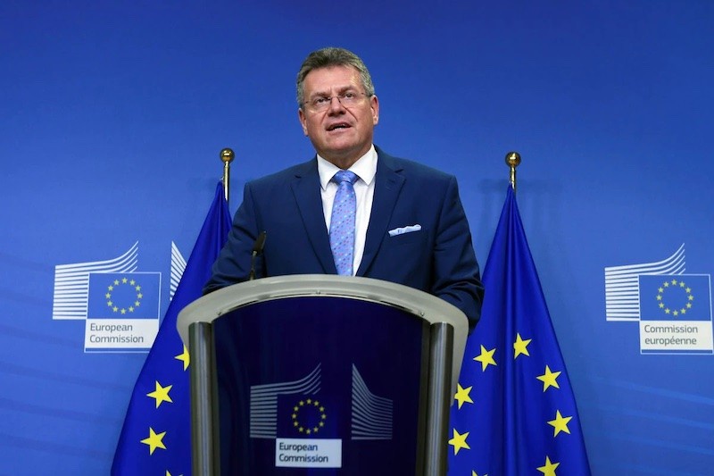 Phó Chủ tịch Ủy ban châu Âu Maros Sefcovic nói chuyện với các thành viên của giới truyền thông trong cuộc họp video sau cuộc gặp song phương với Bộ trưởng Ngoại giao Thụy Sĩ Ignazio Cassis tại trụ sở Liên minh châu Âu ở Brussels, Bỉ, ngày 15 tháng 11 năm 2021. 