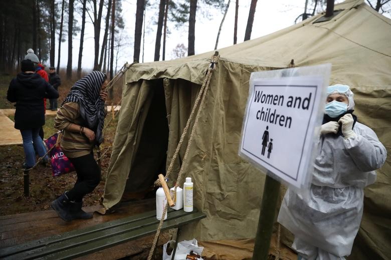 Xót xa trước những hình ảnh cuộc sống tạm bợ của những đứa trẻ di cư ở biên giới Belarus Ba Lan