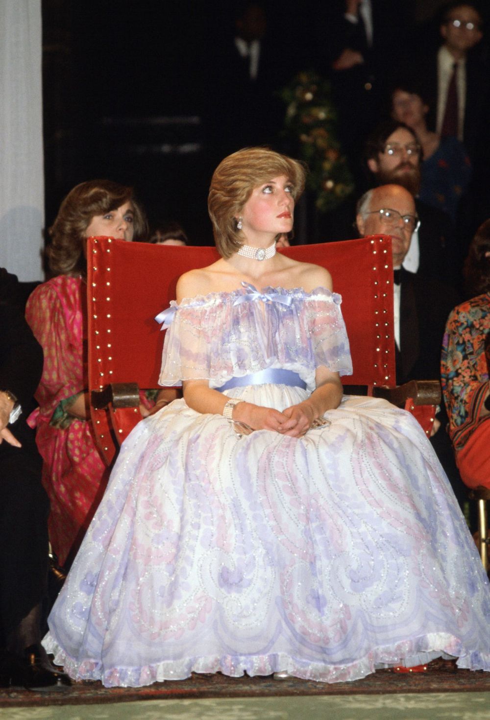 Công nương Diana đã mặc chiếc váy đẹp như mơ này một ngày trước khi thông báo rằng cô đang mang thai với Hoàng tử William.