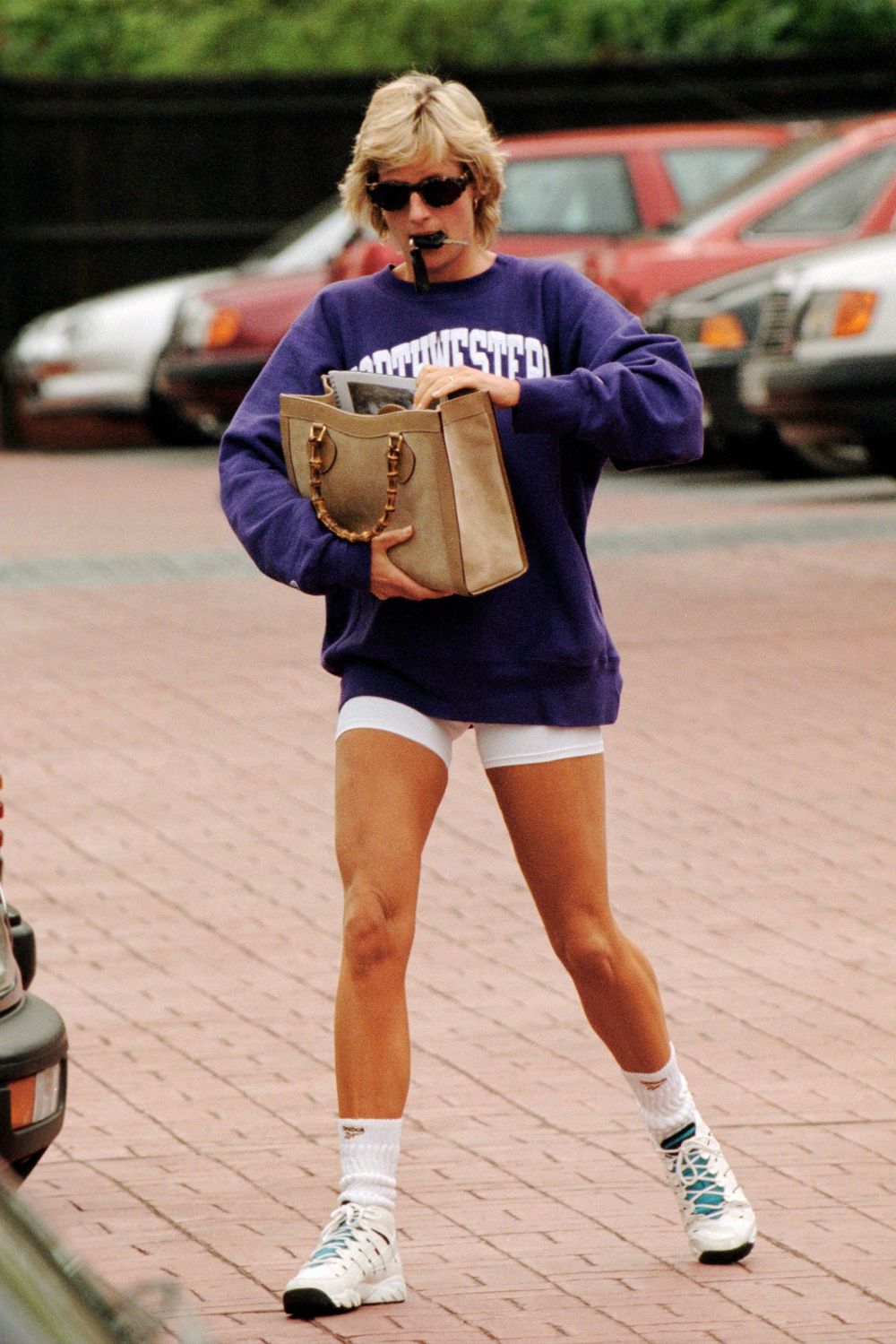 Sau khi rời khỏi vai trò công nương của Hoàng gia Anh, Diana và phong cách thời trang phóng khoáng với áo sweater phom rộng và biker shorts vẫn giữ được sức lan tỏa nhất định. (Ảnh: Over The Moon)