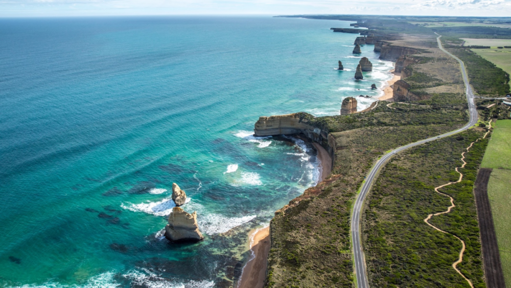 Cột đá Twelve Apostles nằm dọc bờ biển. (Nguồn: Australia.com)