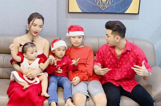 Sao Việt tuần qua (21-27/12): BTV Quang Minh bật khóc trên sóng truyền hình, các sao tưng bừng đón Giáng sinh