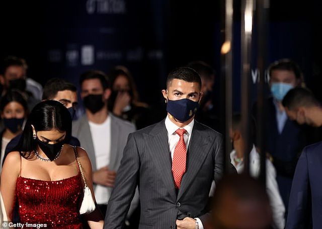 Bạn gái Cristiano Ronaldo 'làm nóng' thảm đỏ với thân hình 'bốc lửa'