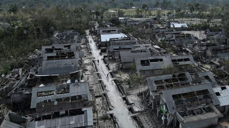 Ngôi làng tan hoang, phủ màu xám xịt sau thảm họa núi lửa phun trào