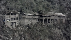 Ngôi làng tan hoang, phủ màu xám xịt sau thảm họa núi lửa phun trào