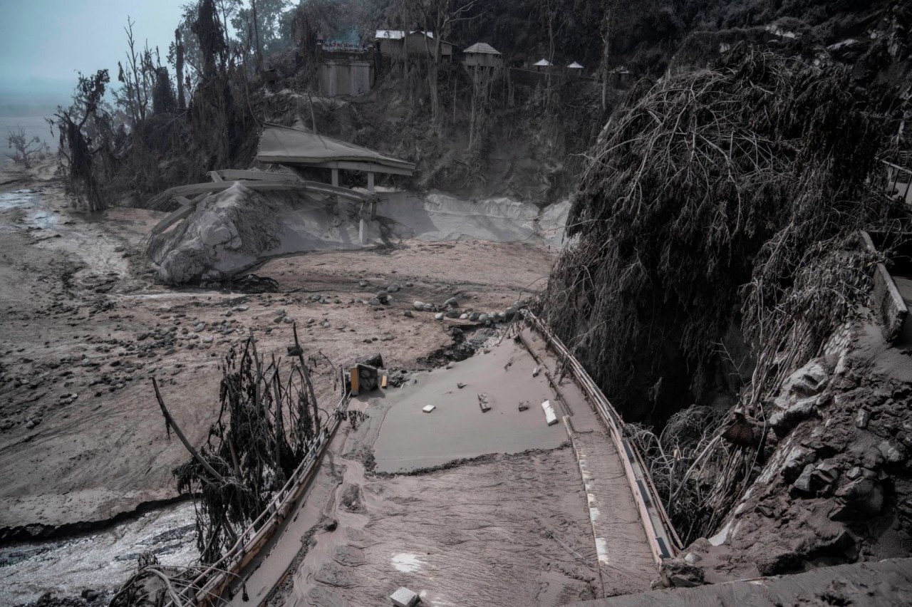 Cảnh tan hoang sau thảm họa núi lửa phun trào ở Indonesia