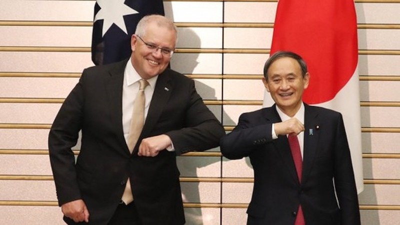 Thủ tướng Nhật Bản Suga Yoshihide và người đồng cấp Australia Scott Morrison. (Nguồn: theaustralian.com.au)