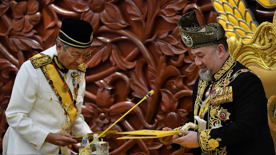 Vua Malaysia bất ngờ thoái vị sau khi cưới hoa hậu Nga 25 tuổi