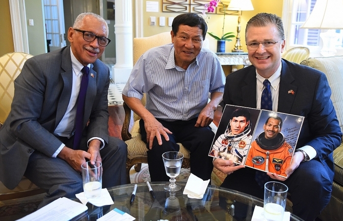 Nhà du hành vũ trụ Mỹ, Cựu Giám đốc NASA thăm Việt Nam, gặp Tướng Phạm Tuân