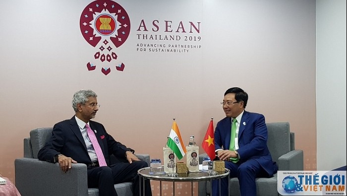 Phó Thủ tướng Phạm Bình Minh gặp Ngoại trưởng Ấn Độ và Bangladesh tại AMM-52