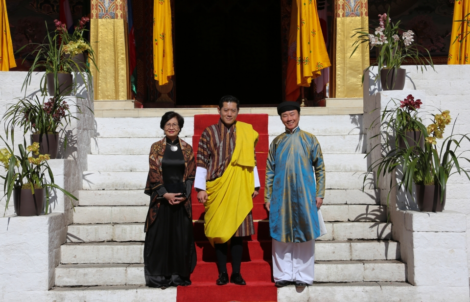 Đại sứ Phạm Sanh Châu trình Quốc thư lên Quốc vương Bhutan