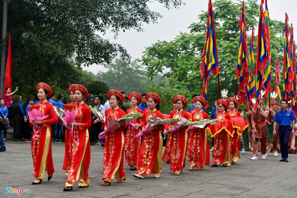 bilingual film shows hung king temple and vietnamese beliefs