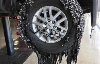 Australia: Nắng nóng kỷ lục, nhựa đường tan chảy bám chặt vào lốp xe ô tô