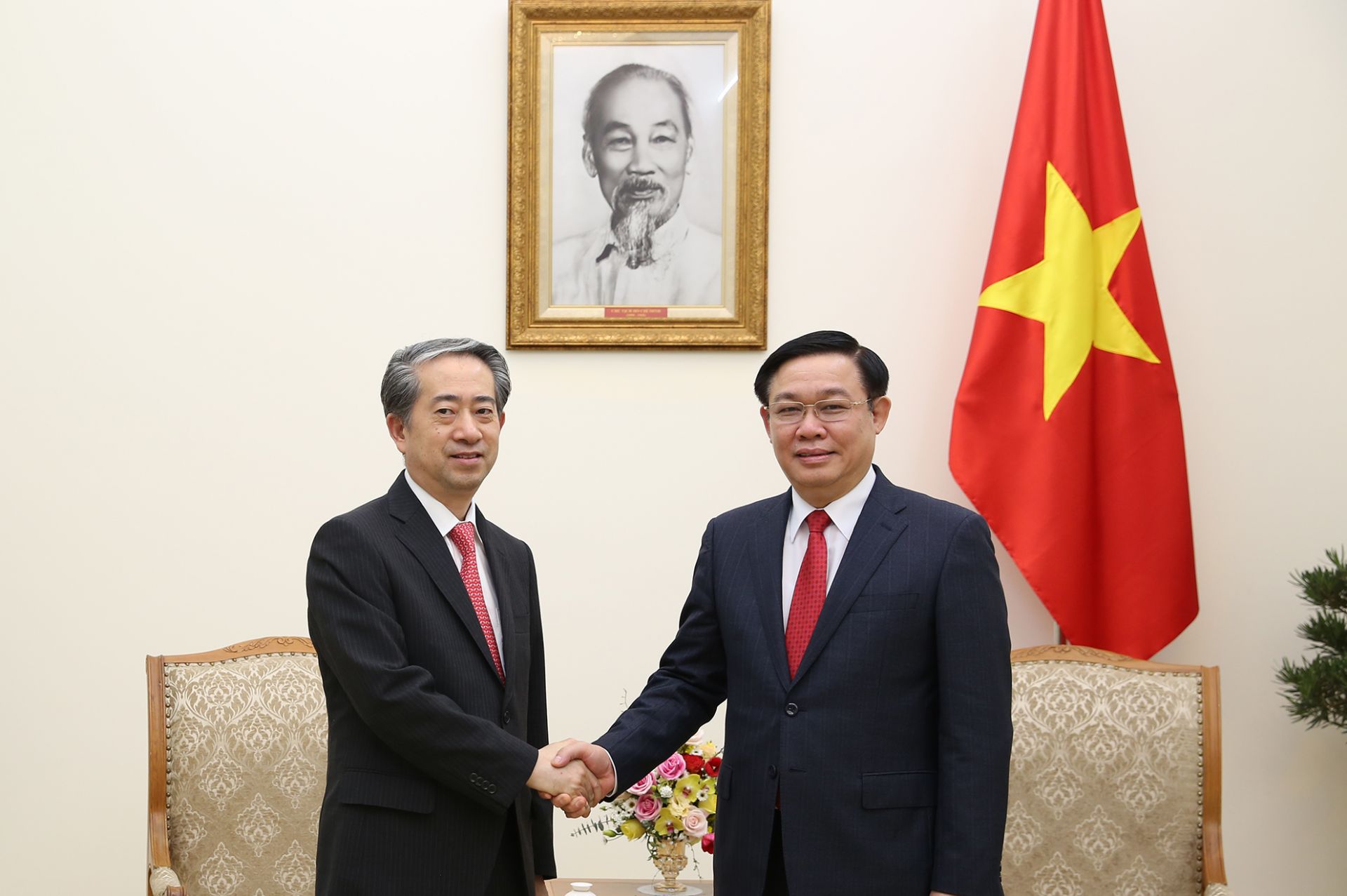 deputy pm vuong dinh hue receives chinese ambassador