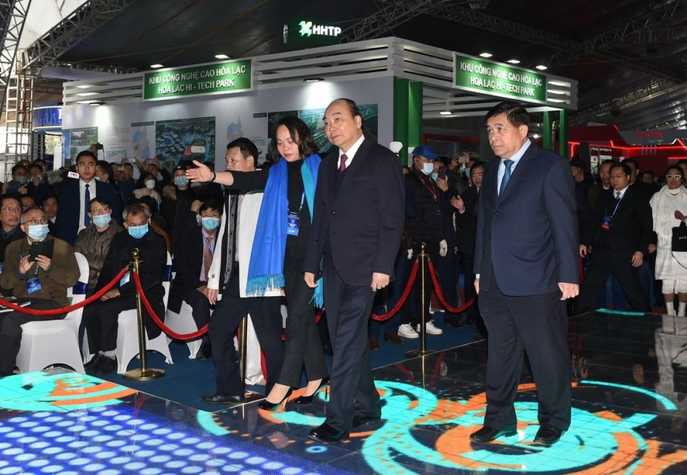 Prime Minister Nguyen Xuan Phuc (second from right) attend a ceremony to kick-start the 2021 exibition on innovation and construction of the National Innovation Centre. (Photo: VGP)