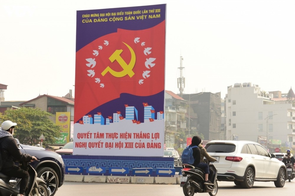 Ha Noi radiantly decorated to welcome upcoming National Party Congress