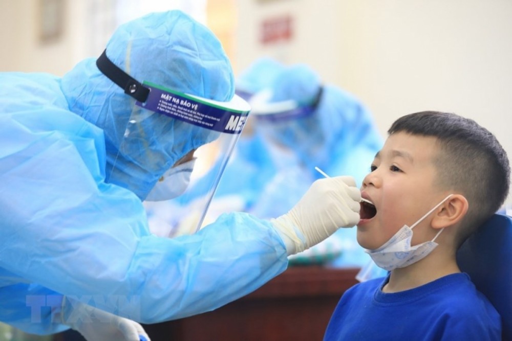 Taking samples for COVID-19 testing at a school in Hanoi where a positive case was recorded. (Photo: VNA)