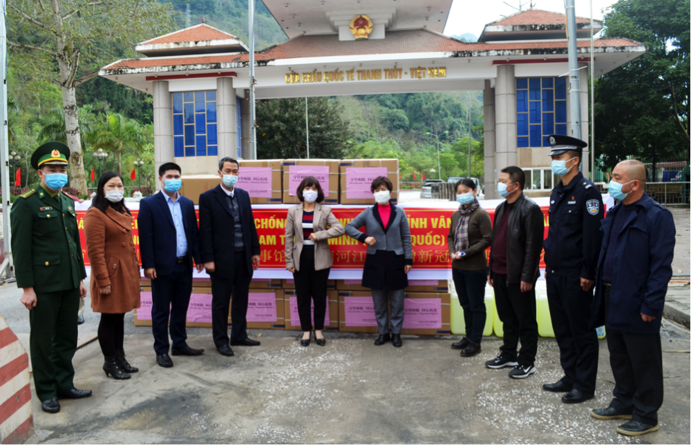 Tỉnh Vân Nam (Trung Quốc) trao tặng vật tư y tế phòng chống dịch Covid-19 cho Hà Giang