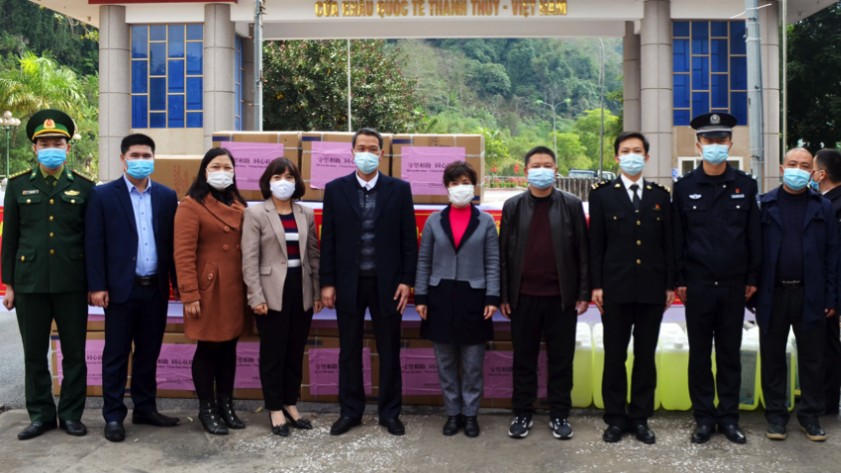Dịch Covid-19: Tỉnh Vân Nam (Trung Quốc) trao tặng vật tư y tế phòng cho Hà Giang