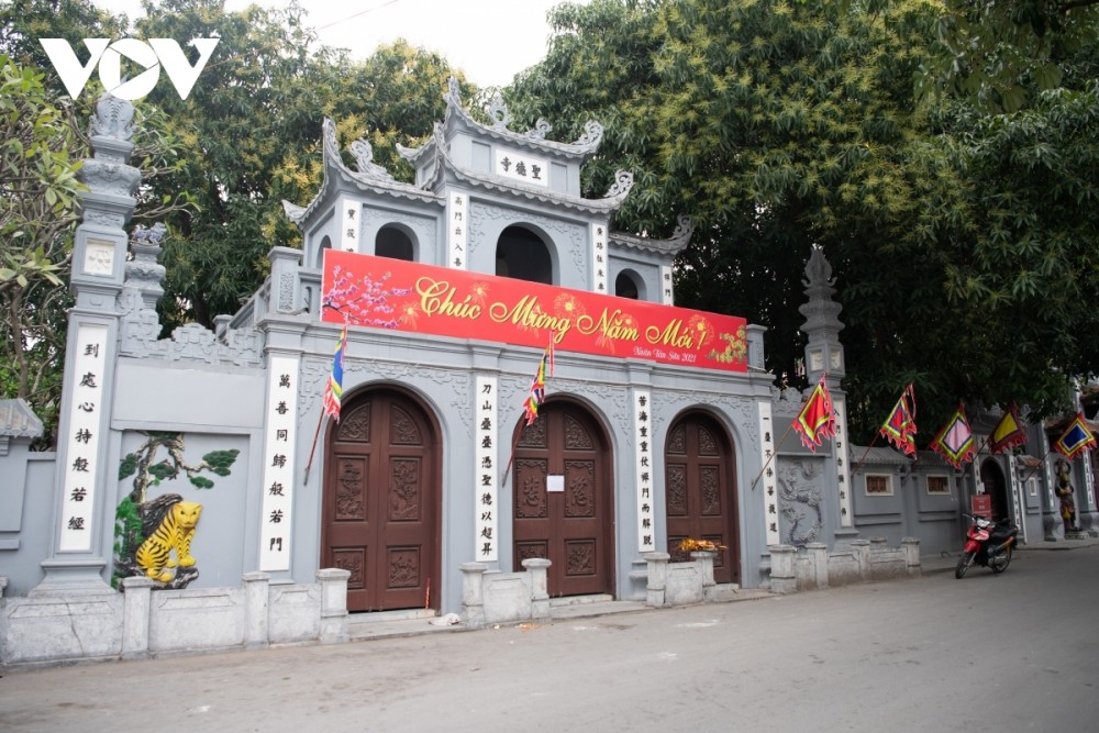The administration of Hanoi requests that all pagodas, temples, and religious sites temporarily shut from February 16 as a means of stopping public gatherings due to an increase in the number of community COVID-19 cases in the capital. The administration of Hanoi requests that all pagodas, temples, and religious sites temporarily shut from February 16 as a means of stopping public gatherings due to an increase in the number of community COVID-19 cases in the capital.
