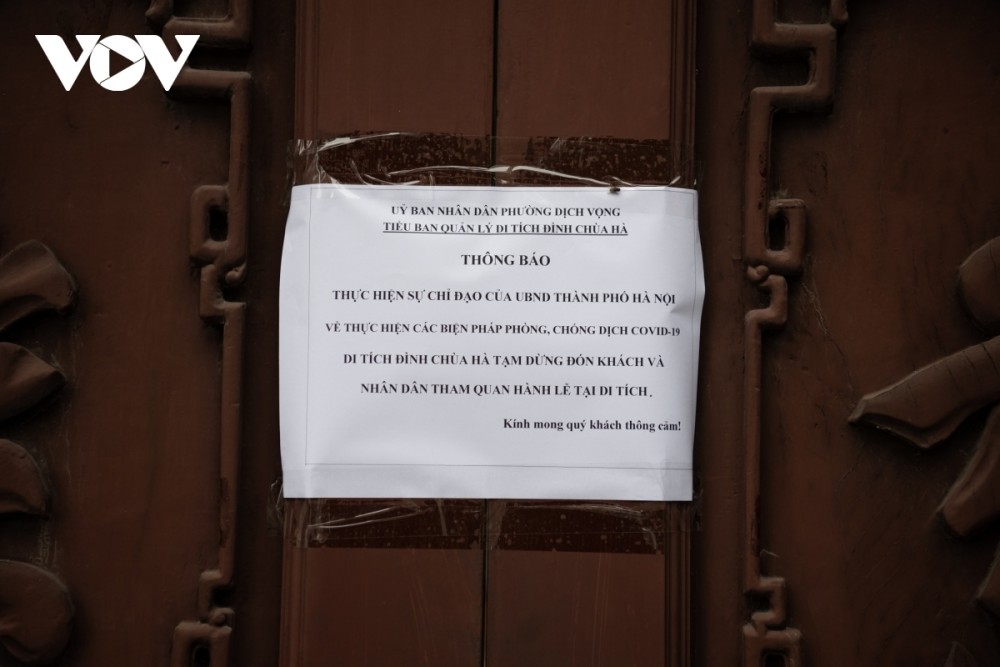 The management board of Ha pagoda places a notice on the door detailing their temporary closure as part of the COVID-19 fight. The management board of Ha pagoda places a notice on the door detailing their temporary closure as part of the COVID-19 fight.