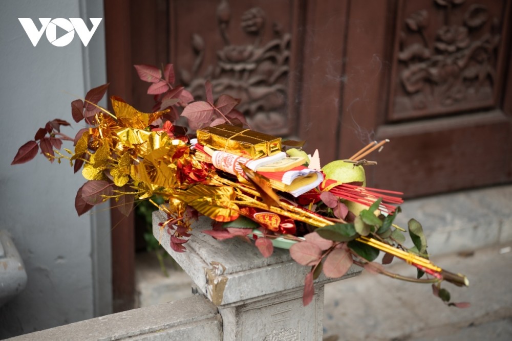 Despite the closure of the site, worshippers place offerings in front of Ha pagoda.