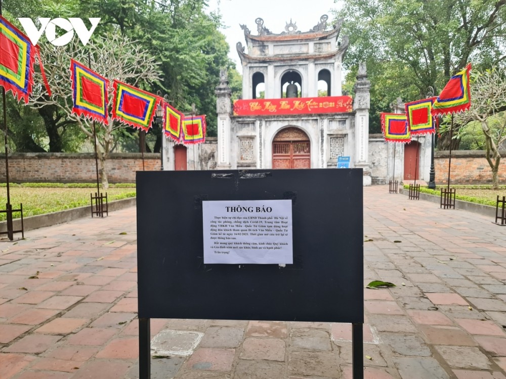 A sign hangs in front of the Temple of Literature detailing how the relic site is to stop receiving visitors from February 16, with opening hours set to be announced later. A sign hangs in front of the Temple of Literature detailing how the relic site is to stop receiving visitors from February 16, with opening hours set to be announced later.