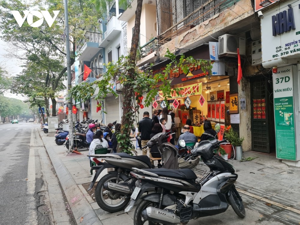 A number of local residents queue up to ask for calligraphic works at a stall located outside the Temple of Literature.