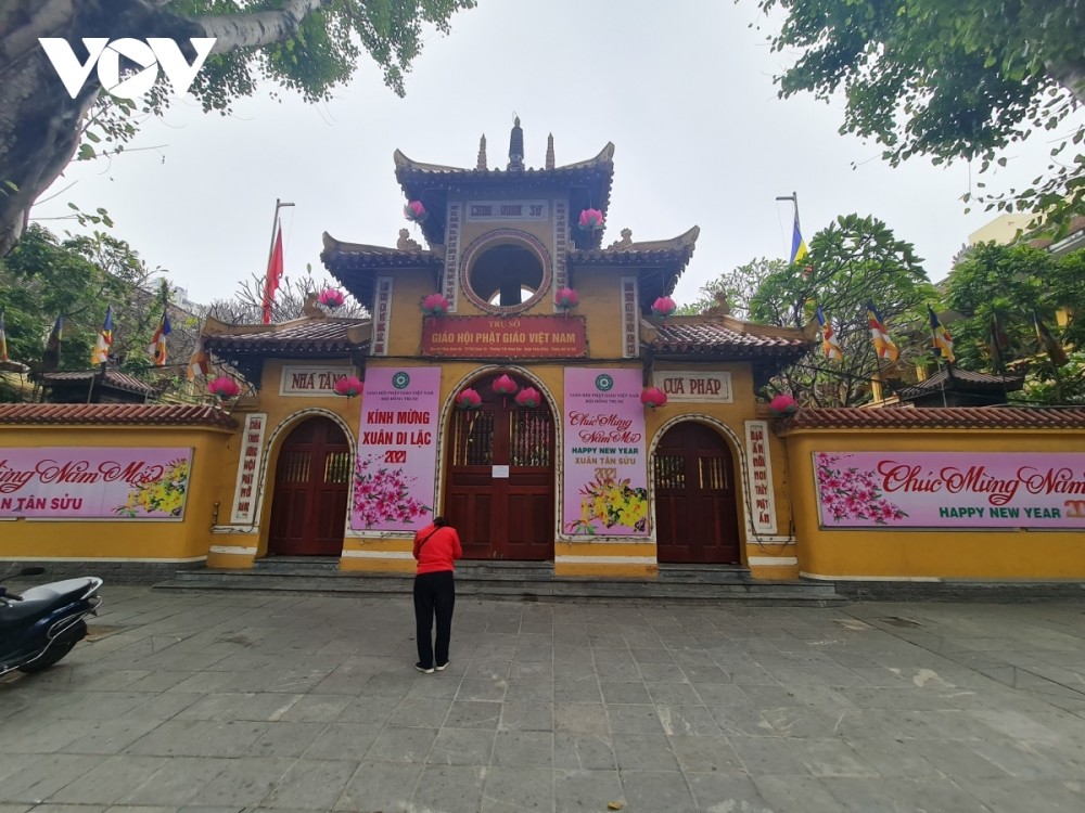 A tranquil scene outside of Quan Su pagoda with only one worshipper present