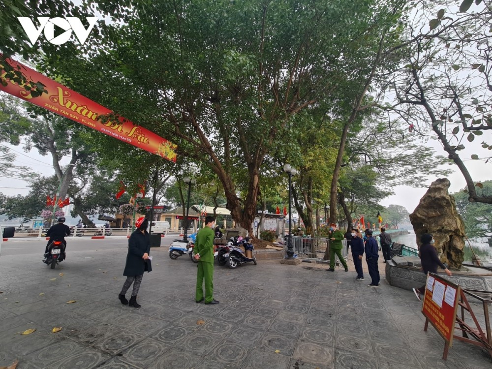 Policemen are on duty in order to warn people about not gatherings in front of Tran Quoc pagoda. Policemen are on duty in order to warn people about not gatherings in front of Tran Quoc pagoda.